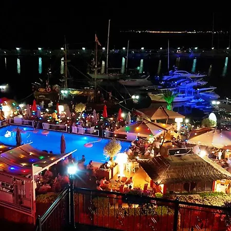 Marina Diamond Daire *