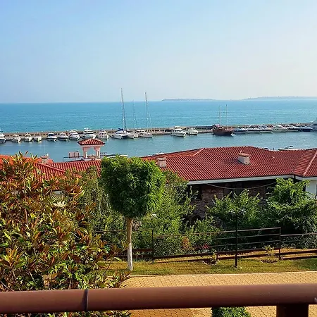 Marina Diamond Daire *